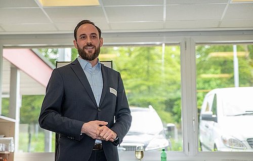 Neue Büroeröffnung der PLATH AG. COO Franz Gumpitsch und Director ECM Martin Lanz begrüßen Gäste. PLATH AG als Teil der Business Division System and Integration in der PLATH Gruppe. Komplettlösungsanbieter mit leistungsfähiger Sensortechnologie und Software. Hohe Kundenorientierung und maßgeschneiderte Lösungen. Starker Partner für Technologien und Leistungen. Vorführung des neuen PLATH Group Imagefilms.