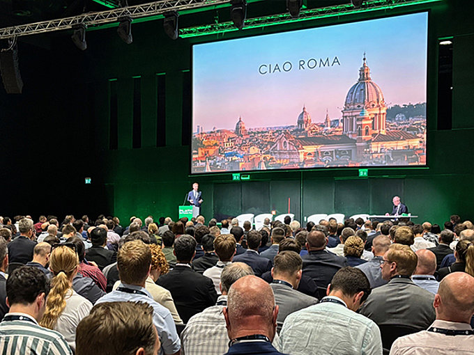 Admiral Berna während der Keynote „Sicherung der europäischen Verteidigung“ beim 14. PLATH Intelligence Day 2025 in Rom.