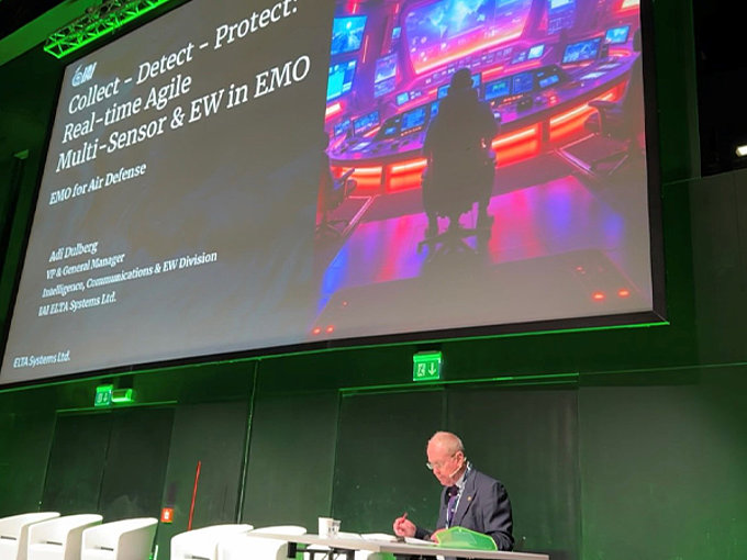 Adil Dulberg präsentiert auf dem 14. PLATH Intelligence Day am 6. Mai 2025 in Rom zum Thema Real-Time Agile, Multi-Sensor und EW in EMO
