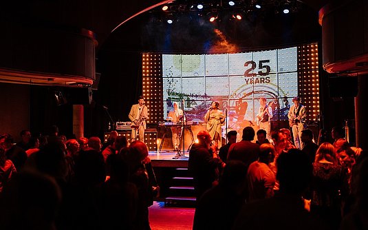 PLATH Group's pre-Christmas anniversary party at the Mojo Club, Hamburg. Over 400 guests celebrated together, danced and enjoyed the festive atmosphere.