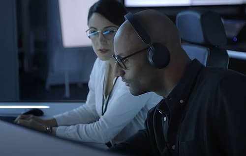 Hochauflösendes Bild für das PLATH Group Imagevideo, das die fortschrittliche Signal Intelligence (SIGNIT) und Kommunikations Intelligence (COMINT) Signalverarbeitungstechnologie in beeindruckenden Szenen präsentiert.
