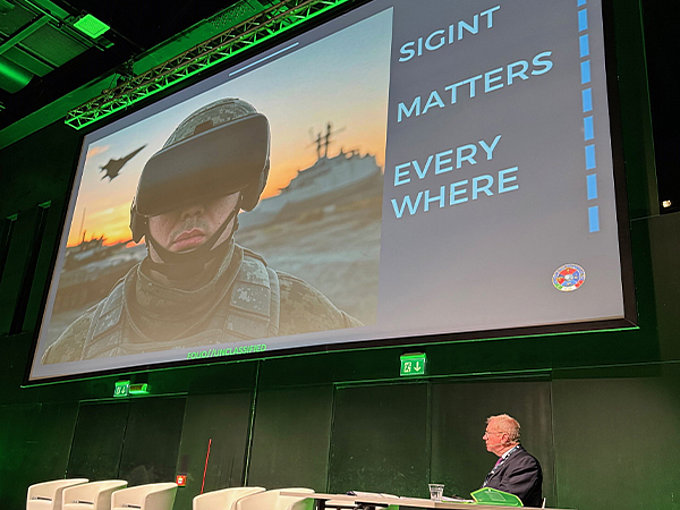 Leinwand mit der ersten Präsentationsfolie beim 14. PLATH Intelligence Day am 6. Mai 2025 in Rom, sichtbar sind der Veranstaltungstitel und zentrale Themen des Kongresses.